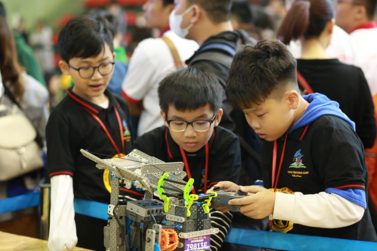 Học sinh trường chuyên Hà Nội sẽ tham gia giải vô địch về robot lớn nhất